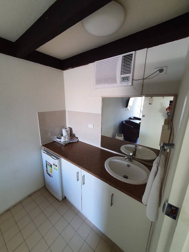 Slipway Hotel - Motel